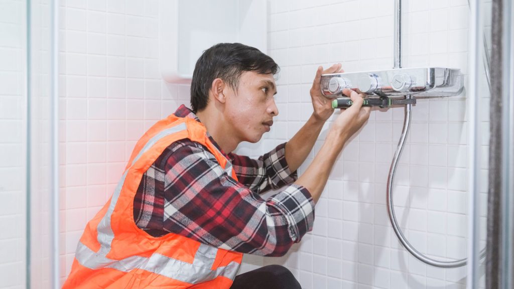 emergency plumber fixing pipe