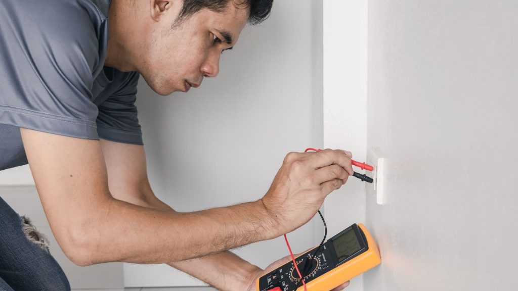 ermergency electrician check the volt and current on plug