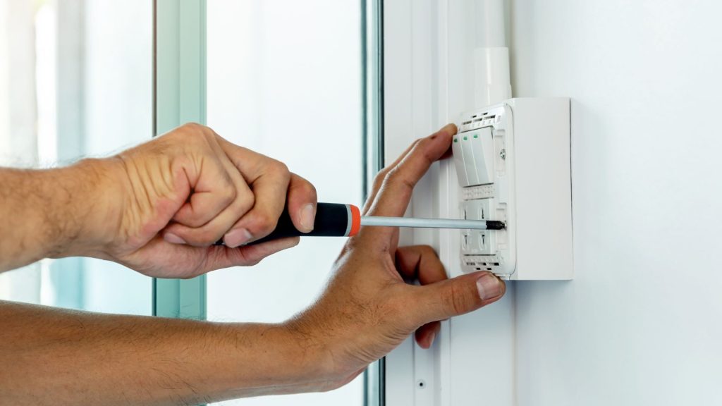ermergency electrician fixing plug